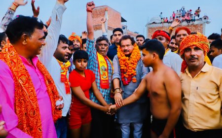 aurguru news केंद्रीय मंत्री बघेल ने कुश्ती दंगल में मिलवाए पहलवानों के हाथ