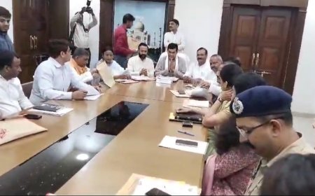 आगरा पहुंचे नगर विकास एवं ऊर्जा मंत्री एके शर्मा ने बताया औद्योगिक स्मार्ट सिटी के तहत आगरा में कैसे स्थापित होंगे नॉन पौल्यूनॉन पॉलियूटिंग कैटेगरी के उद्योग