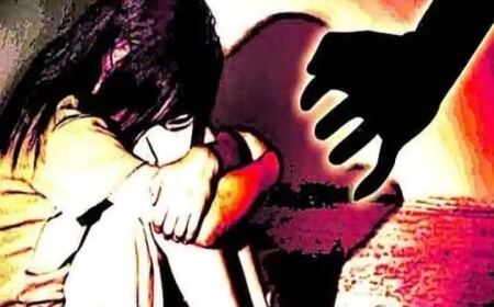 बंगाल में अब नाबालिग से छेड़छाड़, भीड़ ने की तोड़-फोड़