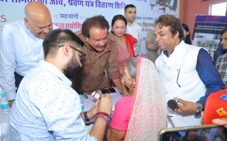 शिविर में मंत्री ने बांटे चश्मे और श्रवण यंत्र