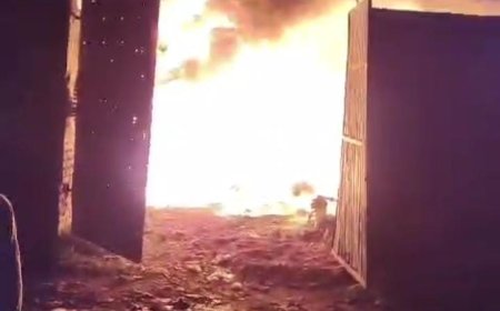 कहरई मोड़ पर प्लास्टिक दाना फैक्ट्री में भीषण आग, एक परिवार की जान पर बन आई