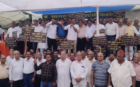 26 प्रांतों के हजारों जूता व्यापारी दस्तकार आगरा आए, बोले हम आज इसलिए इकठ्ठे हुए हैं कि हमारे साथ धोखा हुआ है फिर एक के बाद एक आगरा में अचानक बंद होती गईं जूता फैक्ट्रियां, पढें क्या है मामला ?