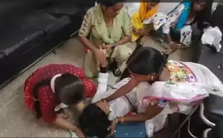 अनुप्रिया पटेल के आवास पर शिक्षक अभ्यर्थियों का प्रदर्शन, महिला हुई बेहोश