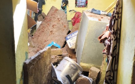 शाहगंज में मकान की छत गिरी