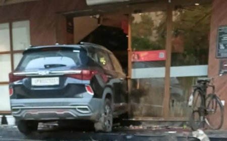 हल्दीराम रेस्टोरेंट में घुसी कार, एयरबैग ने बचा ली जान