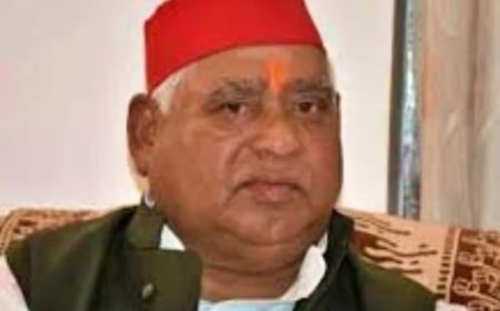 बलात्कार पीड़िता के घर पहुंचे सांसद अवधेश प्रसाद को गांव वालों ने लौटाया