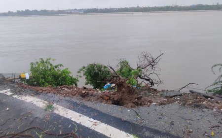 बल्केश्वर में सीता राम कालोनी की दीवार यमुना में गिरी