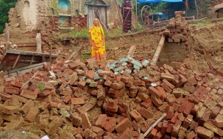 बारिश की सीलन से धड़ाम से गिरा मकान, बाल बाल बचा परिवार