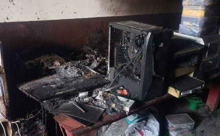 मोबाइल की दुकान में लगी आग, 2 लाख से अधिक का सामान जला