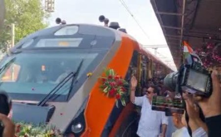 वंदे भारत वाराणसी को हुई रवाना, पीएम ने किया वर्चुअली शुभारंभ, आगरा से रेल राज्यमंत्री ने दिखाई हरी झंडी
