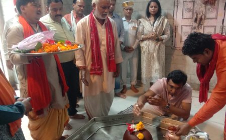 बटेश्वर पहुंचे नवागत डीएम, शिव मंदिर में की पूजा-अर्चना, लिया आशीर्वाद