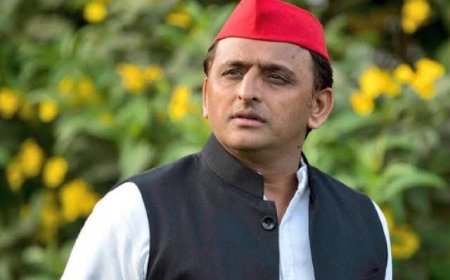 अखिलेश ने फिर साधा योगी पर निशाना, बोले- साधु वेष में घूमते हैं धूर्त