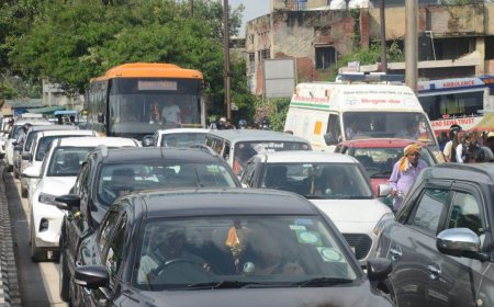 आगरा के लोगों ने कारें तो खरीद लीं पर पार्किंग के लिए गैराज नहीं