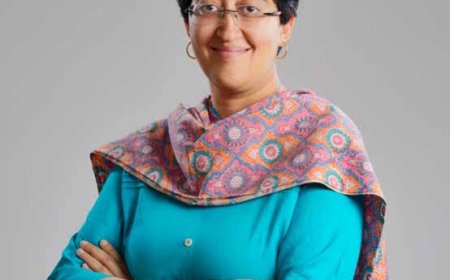 आतिशी ने संभाला सीएम का पद, कुर्सी खाली छोड़ी, बोलीं- भरत की तरह खड़ाऊं रख कर करूंगी काम, भाजपा बोली-चापलूसी की हद है