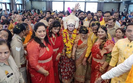 जानकी के हाथों में राम नाम की मेंहदी लगते ही नाचने लगीं सखियां