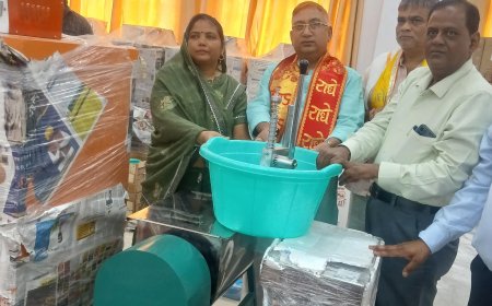 आत्मनिर्भर बनाने के लिए महिलाओं को दी गईं किट