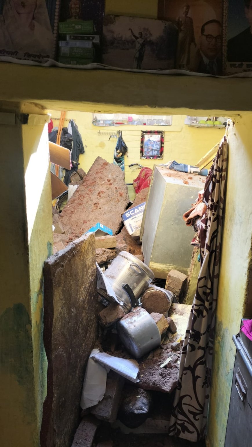 शाहगंज में मकान की छत गिरी