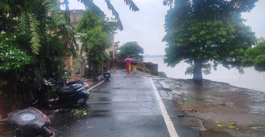 बल्केश्वर में सीता राम कालोनी की दीवार यमुना में गिरी