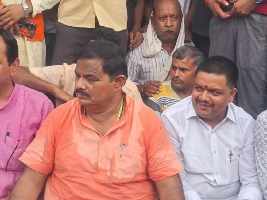 भाजपा विधायक धरने पर बैठे, अधिकारी मनाने को पहुंचे