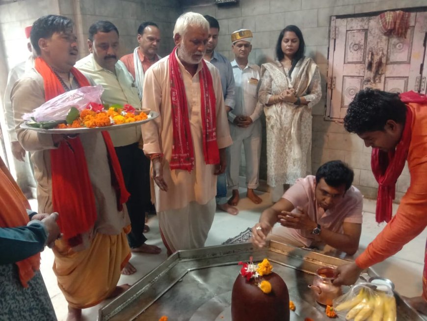 बटेश्वर पहुंचे नवागत डीएम, शिव मंदिर में की पूजा-अर्चना, लिया आशीर्वाद