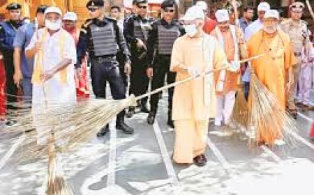 सीएम योगी ने लखनऊ में झाड़ू लगाई, चरखा चलाया, भजन गुनगुनाया