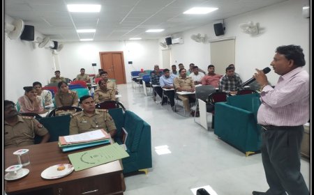 ट्रेनर के सवालों पर बगलें झांकने लगे हेड मोहर्रिर