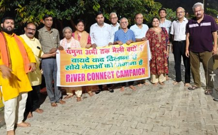 हवन कर रिवर कनेक्ट के सदस्यों ने यमुना शुद्धिकरण के वायदे को याद दिलाया