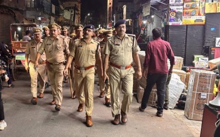 सुपर एक्टिव मोड में आगरा पुलिस, बाजारों में इस मुस्तैदी का मतलब साफ है, कोई हरकत नहीं चाहिए