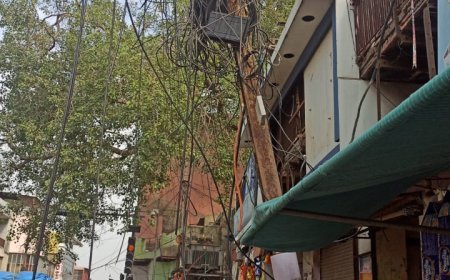 वाहन की टक्कर से झुका पोल कभी भी गिर सकता है