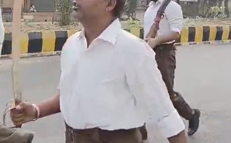 संघ के पथ संचलन में बंदूक और तलवारें भी दिखीं