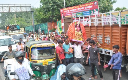 नाचते -गाते भक्त कर रहे माता की प्रतिमाओं का विसर्जन, जगह- जगह सड़कें जाम