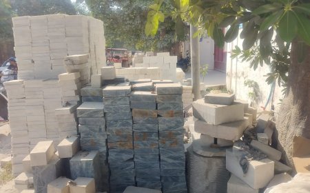 फैक्ट्री मालिक फुटपाथ पर करा रहा था पत्थरों की घिसाई, पांच लाख जुर्माने का नोटिस