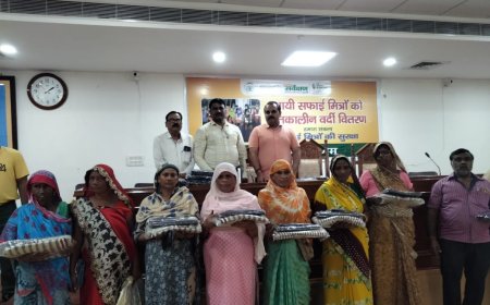 नगर निगम ने सफाई मित्रों को बाँटे गरम कपड़े 