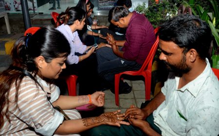 करवाचौथ की पूर्व संध्या पर बाजार गुलजार दिखा, महिलाओं ने जमकर खरीददारी की और मेंहदी लगवाने के लिए घूमती दिखीं सुहागिनों की टोली