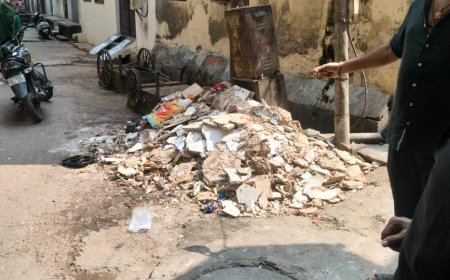 कचरा दुकानों से कहीं ज्यादा घरों से निकल रहा, वार्ड 96 में हथठेलों की कमी से उठ ही नहीं पा रहा