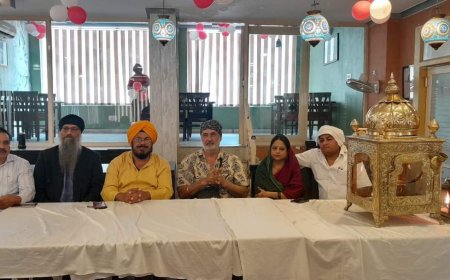 मलेशिया से चले श्रद्धालु करतारपुर साहिब के पवित्र जल और ज्योति के साथ आगरा पहुंचे