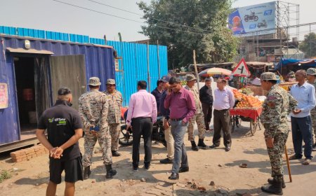 शमसाबाद रोड पर भी बच नहीं पाए अतिक्रमणकारी, नगर निगम ने साफ कर दिए