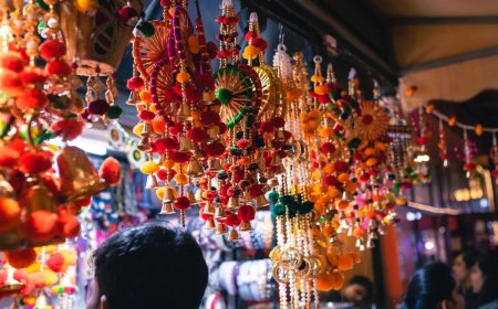 बाजारों में दिवाली की धूम, आभूषणों से चमका किनारी बाजार तो बेलनगंज रंग—बिरंगी झालरों से सजा, कहां क्या खरीद रहे लोग ?