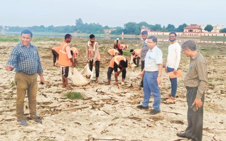 गुड वर्क: यमुना की तलहटी से कचरा साफ कर रहा नगर निगम 