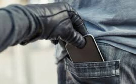 चोर सीसीटीवी में तो कैद है पर चेहरा ढंका होने से पहचान नहीं हो पा रही