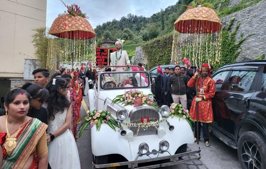 आगरा में वर—वधू का भा रहीं विंटेज कारें, शादी को रॉयल टच देने के लिए 'अंग्रेजी बीट दे' बुक हो रहे बैंड—बाजे, फोटोज में देखें तैयारी