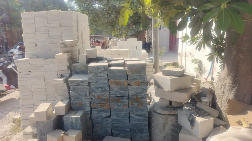 फैक्ट्री मालिक फुटपाथ पर करा रहा था पत्थरों की घिसाई, पांच लाख जुर्माने का नोटिस