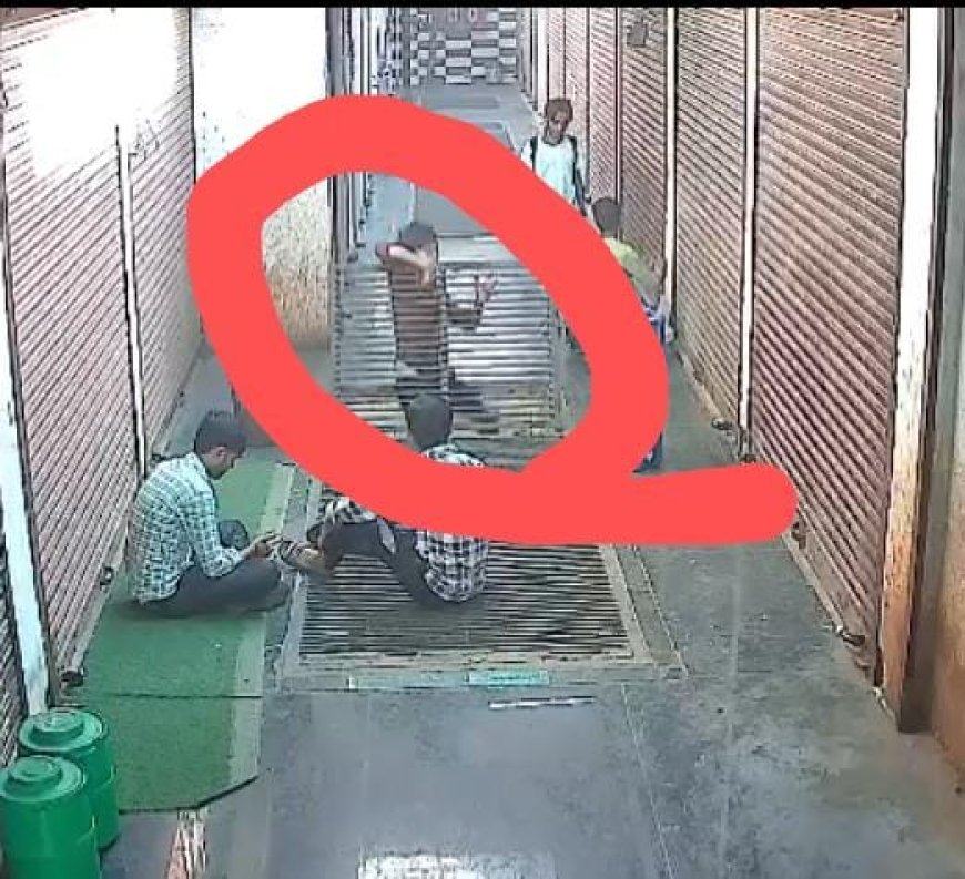 आगरा मे रील बनाता युवक चौथी से तीसरी मंजिल पर गिरा, सिर धड़ से अलग हुआ, सर्राफ़ा बाजार में मची खलबली