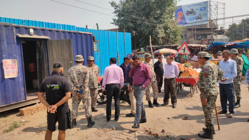 शमसाबाद रोड पर भी बच नहीं पाए अतिक्रमणकारी, नगर निगम ने साफ कर दिए