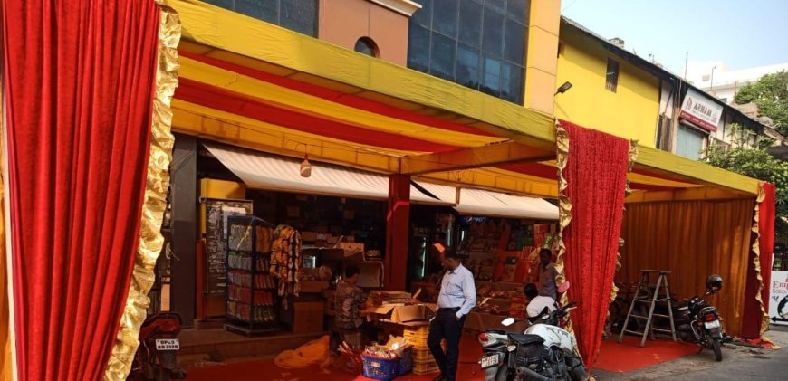 सामान बेचने की ऐसी होड़ कि फुटपाथों पर तान दिए आशियाने, निगम की निगाहें तिरछीं, डस्टबिन न रखने वालों पर भी जुर्माना