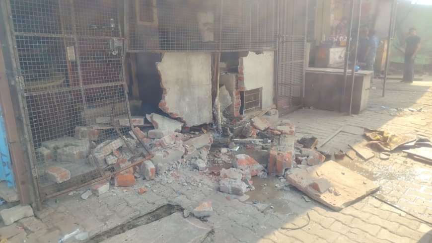 रोज गरज रहा महाबली पर बाज नहीं आ रहे अतिक्रमणकारी, 17 पक्के टिनशेड, 05 काउंटर ध्वस्त किए