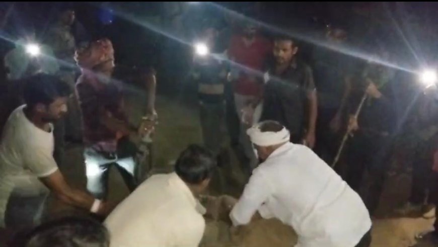 चुपके से दुकान के अंदर जा बैठा मगरमच्छ, रेस्क्यू कर चंबल में छोड़ा गया 