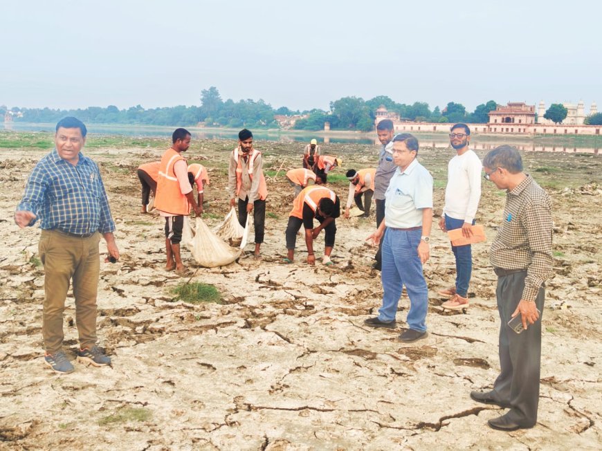 गुड वर्क: यमुना की तलहटी से कचरा साफ कर रहा नगर निगम 