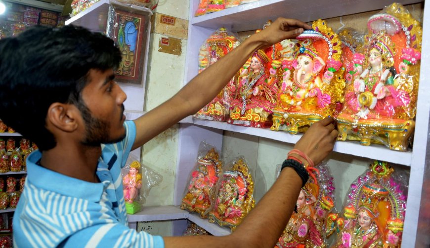 News in Slides : बर्तन तो खनके ही गहनों की चमक से 30 प्रतिशत उछला सराफा, पेशकशों से भरे आगरा के बाजार