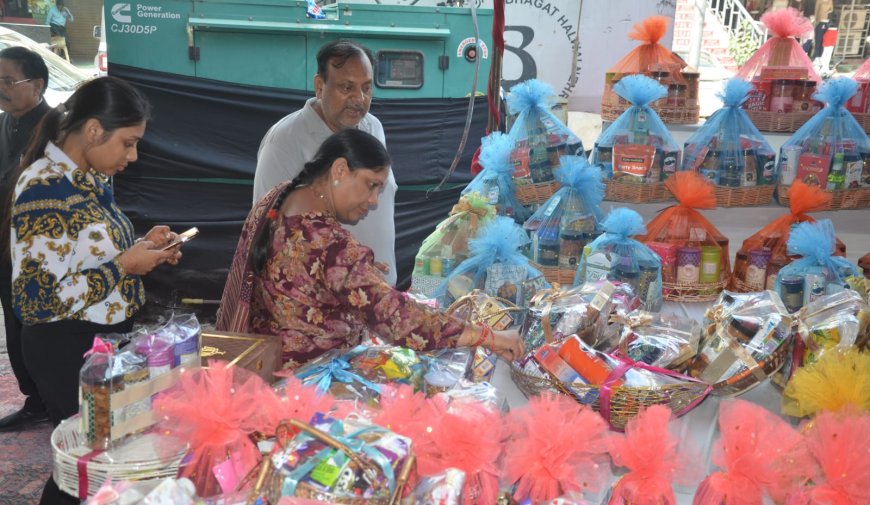 News in Slides : बर्तन तो खनके ही गहनों की चमक से 30 प्रतिशत उछला सराफा, पेशकशों से भरे आगरा के बाजार